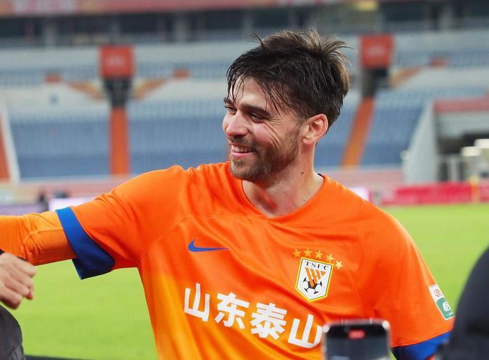 金年会官网入口-德转宣!津门虎敲定阿代米离队最佳替身,曾跟克雷桑搭档踢葡超